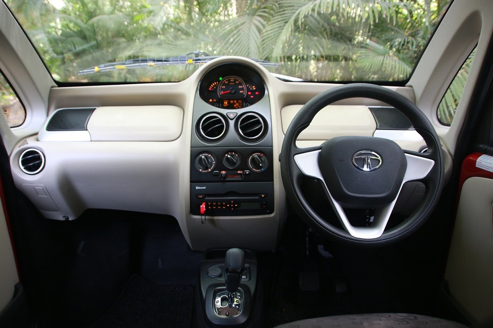 Xe rẻ nhất thế giới Tata Nano - Ngôi sao đã tắt - 3
Do trang bị nghèo nàn, ít chức năng tiện ích, không có túi khí, không có hệ thống giải trí, nên Tata Nano bị nhiều người tiêu dùng cho là chẳng hơn xe máy là bao.