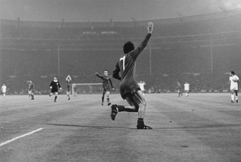 George Best là người đã giúp “số 7” ở MU trở nên nổi tiếng. Cựu danh thủ người Bắc Ailen sở hữu tốc độ và kỹ thuật tuyệt đỉnh. Ông được ví như “cơn lốc” ở hàng lang cánh. Cố huyền thoại này gắn bó với MU từ năm 1963-1974 và là người có lớn giúp CLB giành cúp C1 vào năm 1968. Trong 11 năm khoác áo MU, George Best đã ghi được 181 bàn sau 474 lần ra sân. Ngoài ra, ông từng giành Quả bóng vàng vào năm 1968.