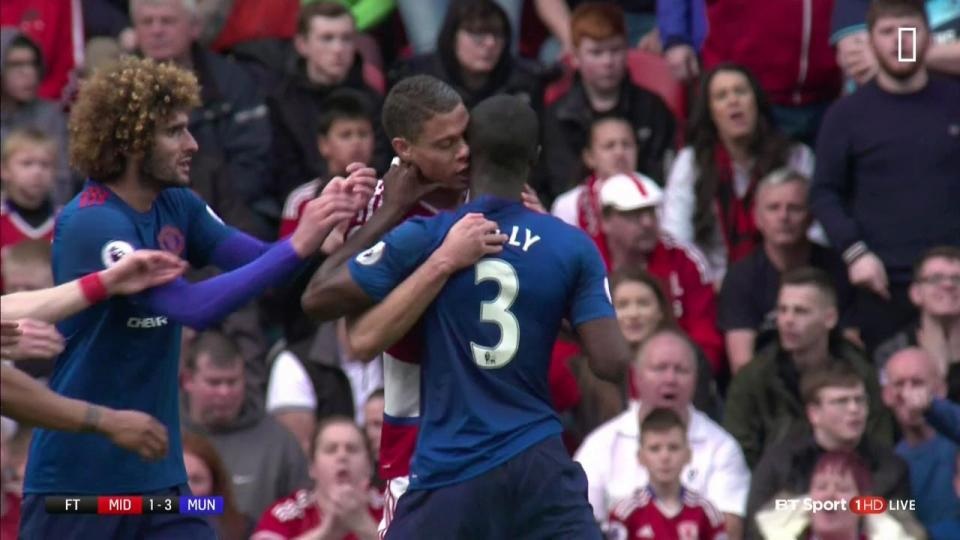 Cầu thủ Middlesbrough bị nghi có ý định cắn Eric Bailly - 1 Gestede bị nghi có ý định cắn vào cổ Eric Bailly