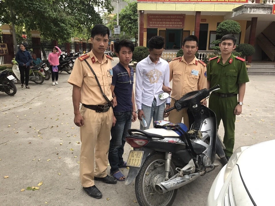 Mua hàng qua mạng, hai thanh niên sử dụng xe máy bịt BKS đi cướp - 1 Sử dụng xe máy bịt BKS để cướp điện thoại, hai đối tượng bị CSGT bắt.