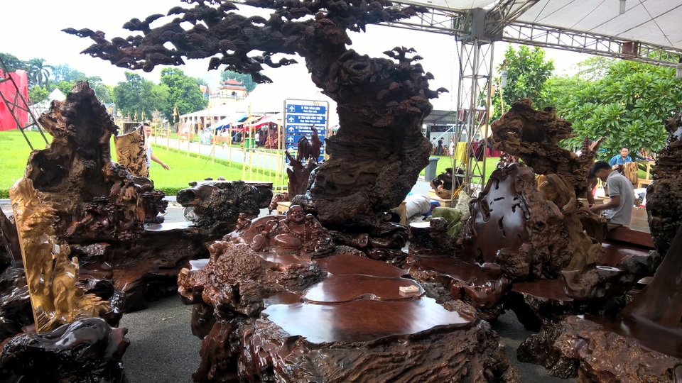 Những bộ bàn ghế tiền tỷ "gây choáng” của đại gia Việt - 7 Bộ bàn ghế đắt đỏ được chế tác kỳ công, tỷ mỉ