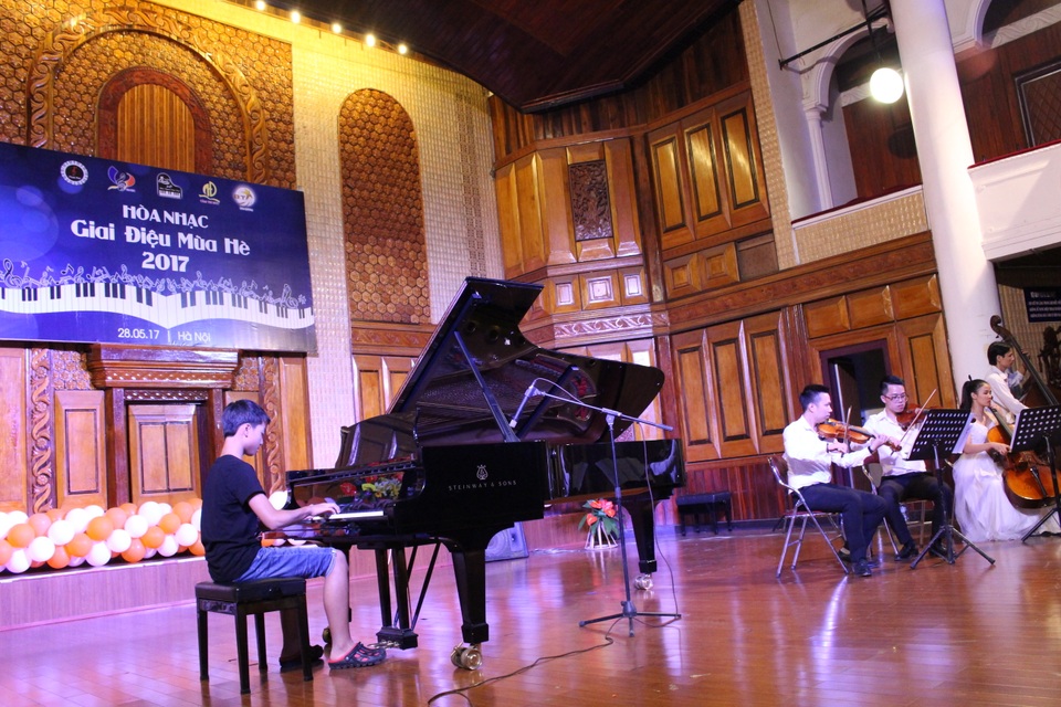 “Nhạc công nhí” say mê biểu diễn bên đàn piano của NSND Đặng Thái Sơn - 1 Các nhạc công nhí say sưa biểu diễn bên cây đàn Piano của NSND Đặng Thái Sơn với sự hỗ trợ của các nghệ sỹ violion chuyên nghiệp.