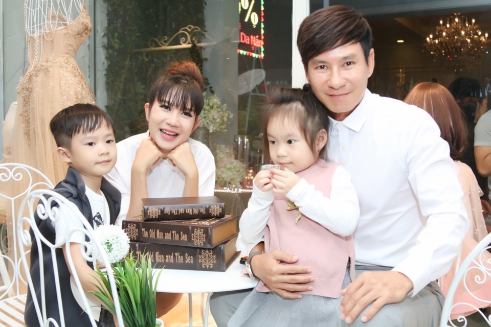Elly Trần đáp tin đồn mặc váy cưới chuẩn bị lên xe hoa - 7 Trong sự kiện còn có sự góp mặt của nhiều nghệ sĩ và gia đình nổi tiếng của showbiz Việt như gia đình diễn viên Lý Hải - Minh Hà.