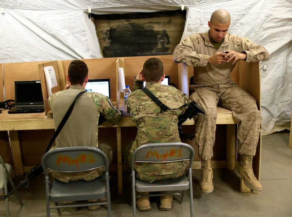 Cuộc sống nơi chiến trường của binh sĩ Mỹ tại Iraq - 16 Những người lính trò chuyện cùng gia đình trong ngày lễ Tạ ơn tại căn cứ quân sự ở Qayyara.