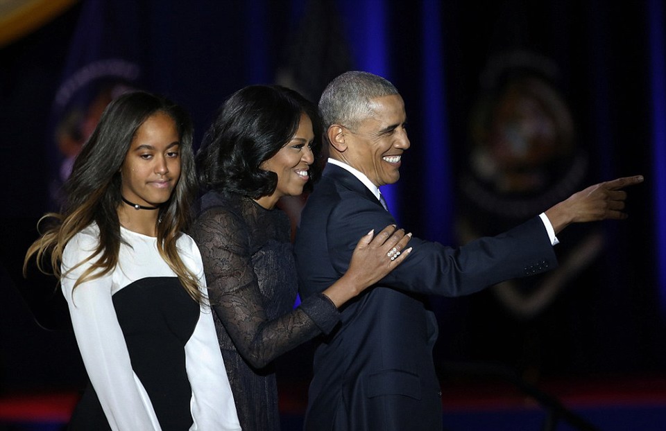 Toàn văn bài phát biểu chia tay xúc động của ông Obama (phần 2) - 1
Ông Obama cùng vợ con trên sân khấu sau bài phát biểu chia tay tại Chicago (Ảnh: AP)