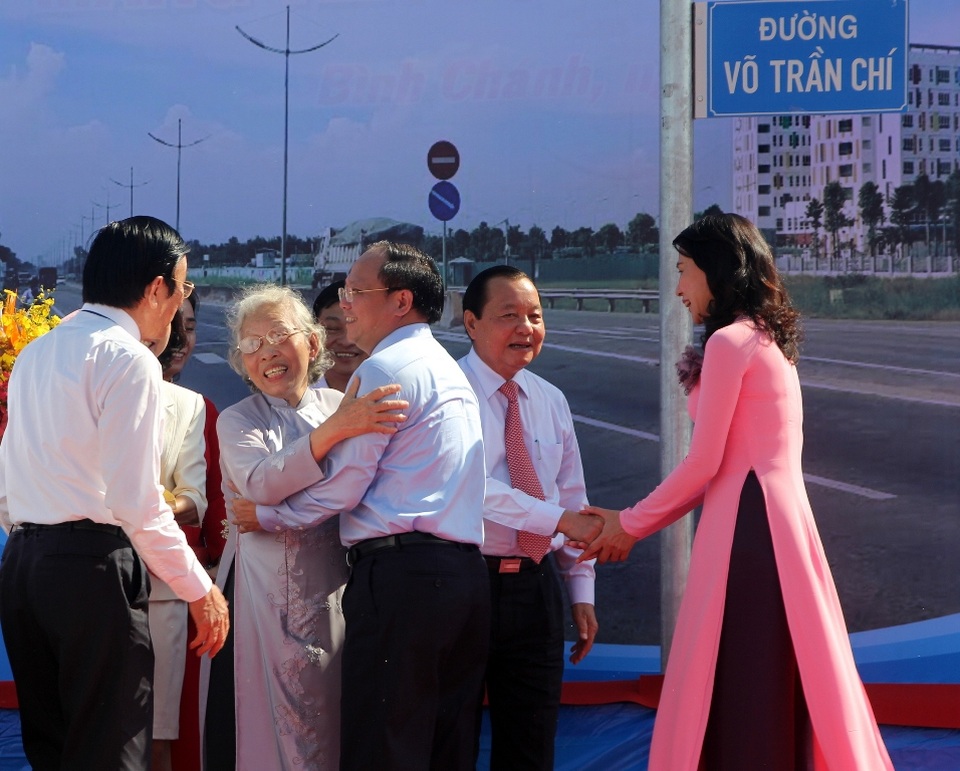 TPHCM có con đường mang tên “người của đổi mới” Võ Trần Chí - 4
Gia đình ông Võ Trần Chí chia sẻ niềm xúc động với lãnh đạo TP.