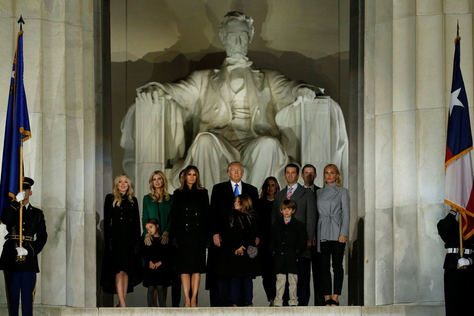 Tổng thống đắc cử Trump mở màn chuỗi sự kiện nhậm chức - 12 Cả gia đình Tổng thống đắc cử Trump cùng vẫy chào đám đông và chụp ảnh chung tại Đài tưởng niệm Lincoln.