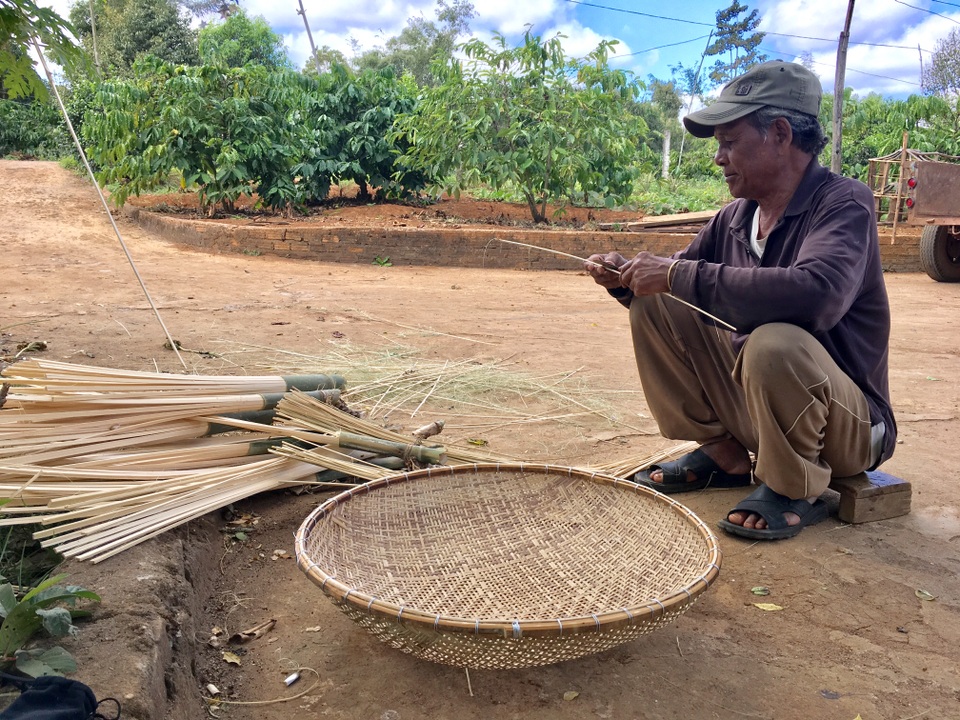 Cách đặt tên đầy thú vị của người Jrai - 2 Già làng Puih Sir vừa ngồi làm những chiếc grang vừa chia sẻ về cách đặt tên của thế hệ trước