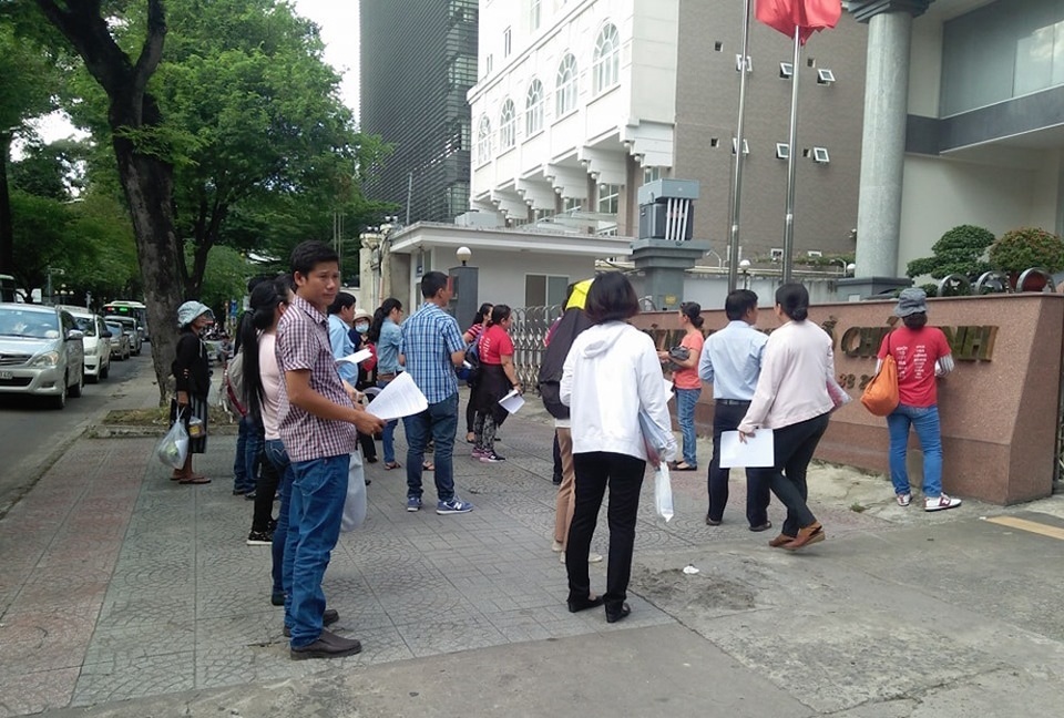 Một căn hộ bán cho nhiều người: Chuyển "bức xúc" từ chủ đầu tư sang viện kiểm sát - 1
Chiều 26/9, nhiều người dân mua nhà tại dự án chung cư Gia Phú đã kéo đến trước trụ sở VKSND TPHCM (120 Nam Kỳ Khởi Nghĩa, P. Bến Nghé, Q.1) để phản đối… việc không khởi tố lãnh đạo Gia Phú