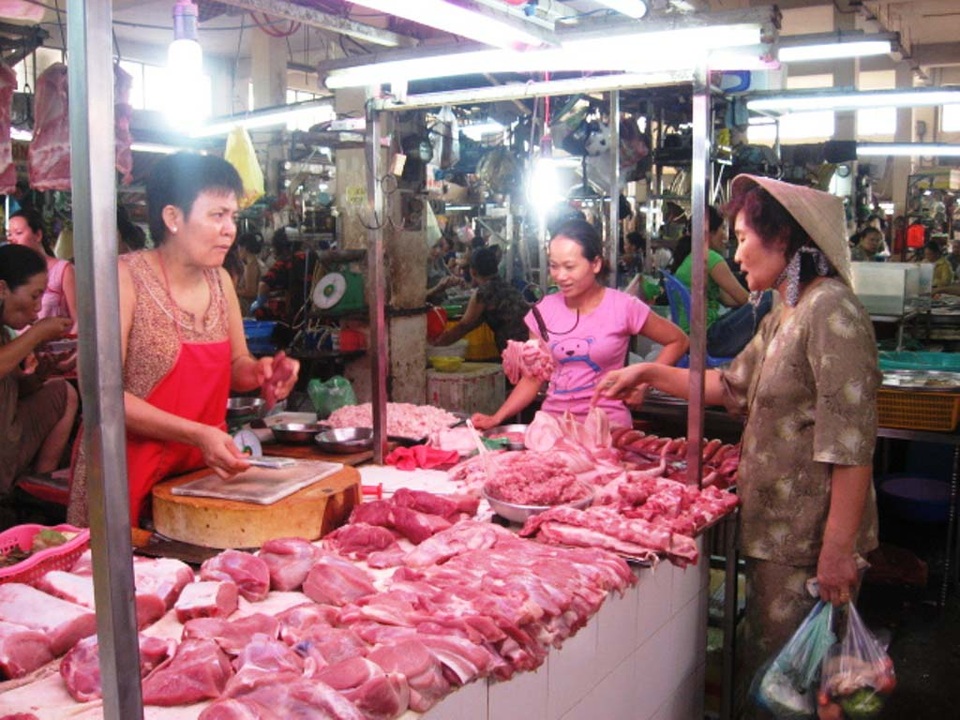 Giá lợn 10.000 đồng/kg, Hà Nội sẽ tiêu diệt bớt lợn nái - 2
Hiện giá lợn tại chợ ở Hà Nội cũng đang lao dốc nhanh chóng.