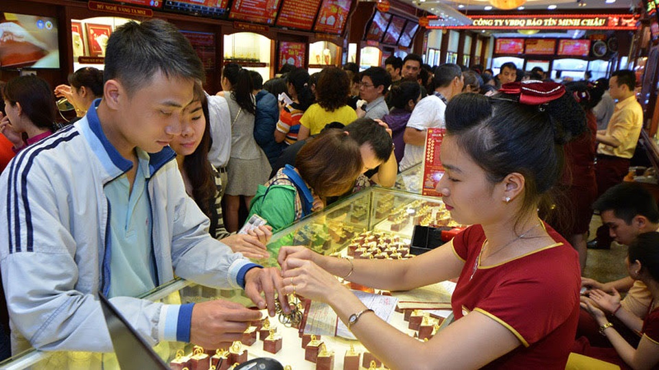 Giá vàng giảm, thị trường kém hấp dẫn nhà đầu tư - 1
Phiên giao dịch sáng nay 15/5, giá vàng đồng loạt điều chỉnh giảm nhẹ ở các thị trường (ảnh minh họa).
