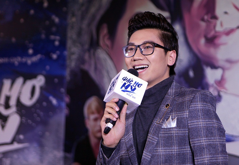 Công Tố là MC dẫn dắt chương trình.