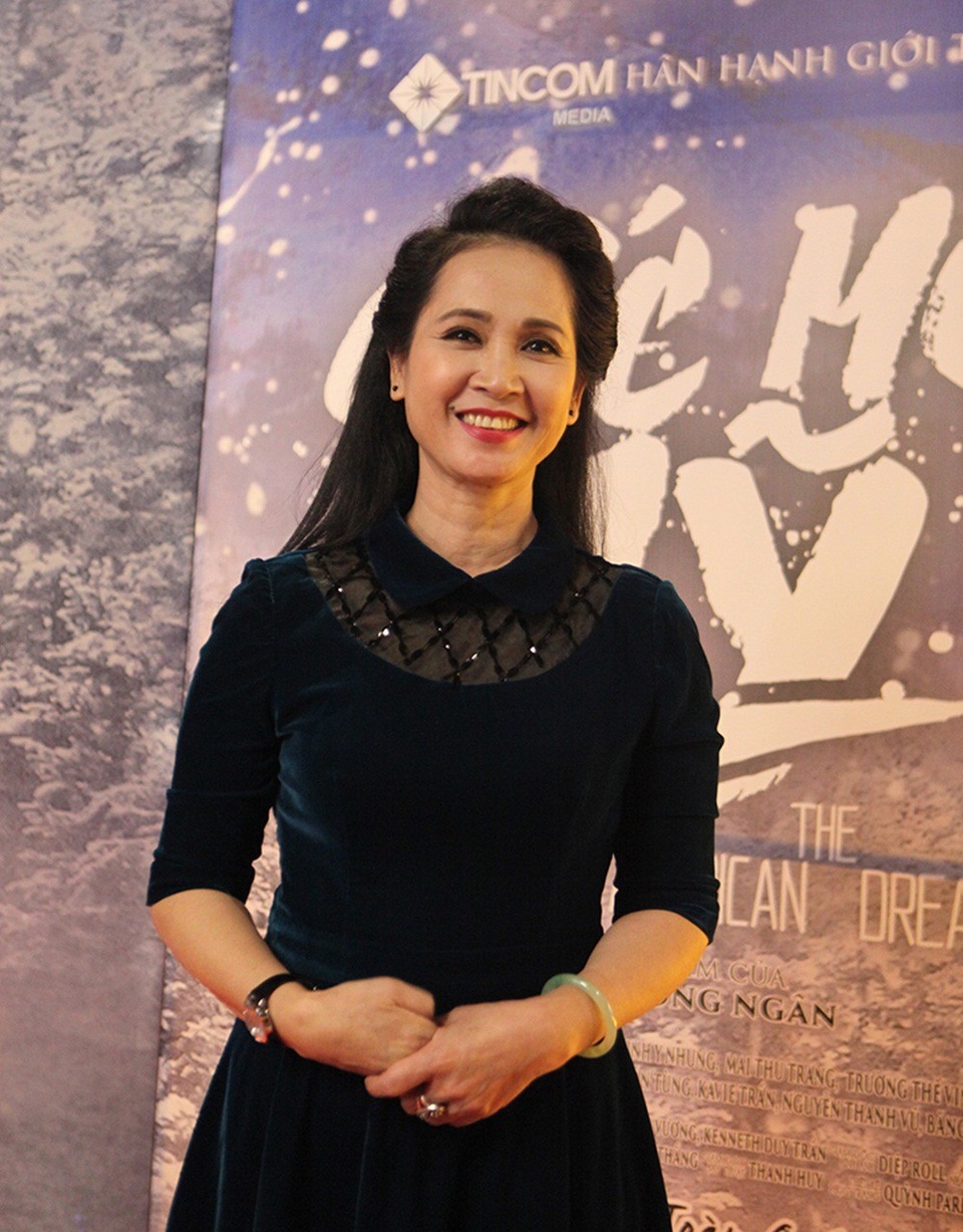 Mẹ chồng Lan Hương đến chúc mừng ê-kíp “Giấc mơ Mỹ”. Nhan sắc và gout thời trang của nữ nghệ sĩ ngày càng nổi bật hơn từ sau khi tham gia bộ phim Sống chung với mẹ chồng.