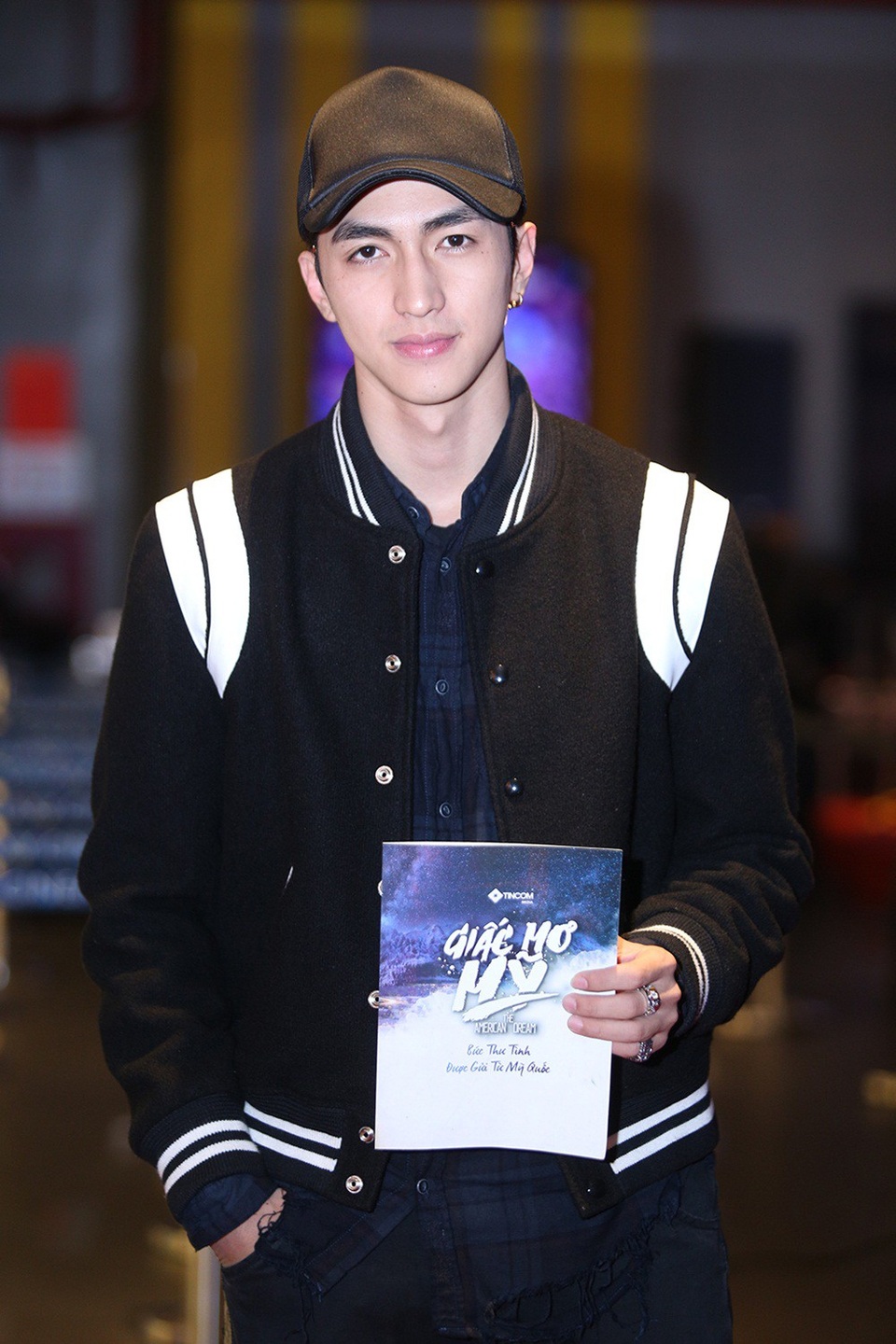 Nam diễn viên trẻ Bình An tới chúc mừng ekip phim Giấc mơ Mỹ.