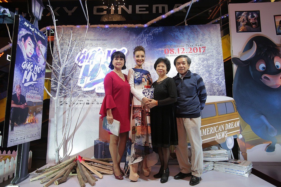 Ngoài đời, Mai Thu Trang từng là người mẫu, hiện là một doanh nhân sống ở Mỹ. 70% bối cảnh của bộ phim quay ở Mỹ. Chính vì vậy, khi mọi người ở đoàn làm phim sang, Mai Thu Trang lại trở thành “hướng dẫn viên” bất đắc dĩ luôn. Mẹ của diễn viên Mai Thu Huyền - Mai Thu Trang cũng đã có mặt ở thảm đỏ của buổi ra mắt để chúc mừng hai cô con gái.