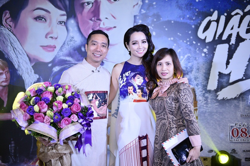 Tới chúc mừng người cộng sự thân thiết, NTK Đỗ Trịnh Hoài Nam (ngoài cùng bên trái) bày tỏ: “Mai Thu Huyền là một trong những thần tượng của tôi. Từ khi cô ấy đóng bộ phim ‘Những ngọn nến trong đêm’ tôi đã rất hâm mộ. May mắn là khi hoạt động trong nghề thời trang tôi có cơ hội cộng tác với Mai Thu Huyền trong những dự án như bộ ảnh nghệ thuật áo dài quốc kỳ của 56 nước rất được công chúng đón nhận.