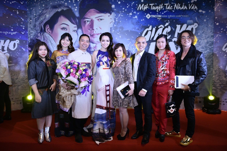 Mai Thu Huyền đảm nhiệm vai trò người mẫu ảnh, ngoài ra Huyền còn hợp tác với tôi trong bộ ảnh chụp ở Tràng An (Ninh Bình) và một số dự án khác. Đến với thời trang, Mai Thu Huyền làm việc hết sức say mê với những buổi chụp hình lăn xả, không ngại khó khăn, vất vả, cống hiến cho nghệ thuật. Giờ đây, khi được thưởng thức bộ phim Giấc mơ Mỹ, tôi càng hâm mộ sự lao động hết mình của cô ấy. Không chỉ thành công trong nghề diễn viên, Mai Thu Huyền còn đảm đương khá tốt vai trò sản xuất. Xin chúc mừng Huyền và ekip thực hiện”, NTK Đỗ Trịnh Hoài Nam nói.