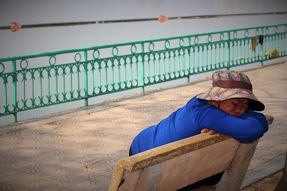 Những chiếc ghế đá ven Hồ Tây cũng là một trong những địa điểm ngủ trưa được nhiều người hành nghề xe ôm, người bán hàng rong tìm đến.