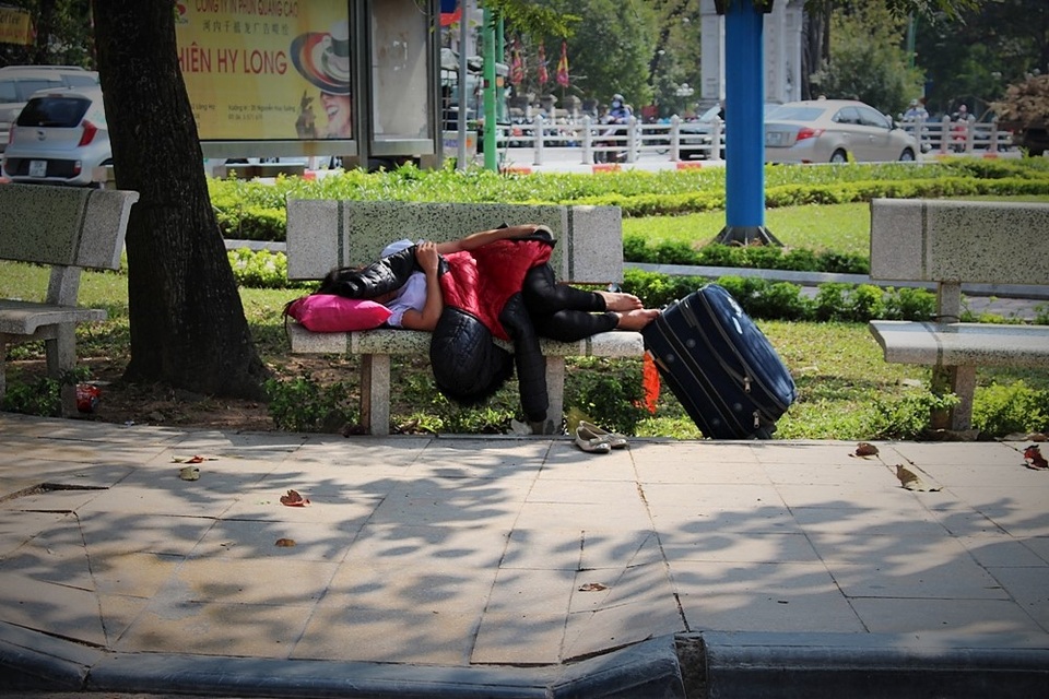 Những giấc ngủ ngon lành của người lao động trên hè phố cho chúng ta thấy một giá trị khác của cuộc sống. Có thể đối với nhiều người, giấc ngủ trưa chẳng có ý nghĩa gì to tát. Nhưng với phần lớn người lao động, đây là những khoảnh khắc thật sự đáng quý.