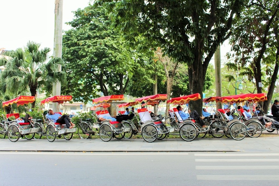Ban ngày cùng xếp hàng chở khách, đến buổi trưa lại cùng xếp hàng... đi ngủ. Quanh quẩn xếp hàng được mấy lần thì hết đời người, một chú xích lô vừa cười vừa nói, nhưng giọng thoáng chút buồn.
