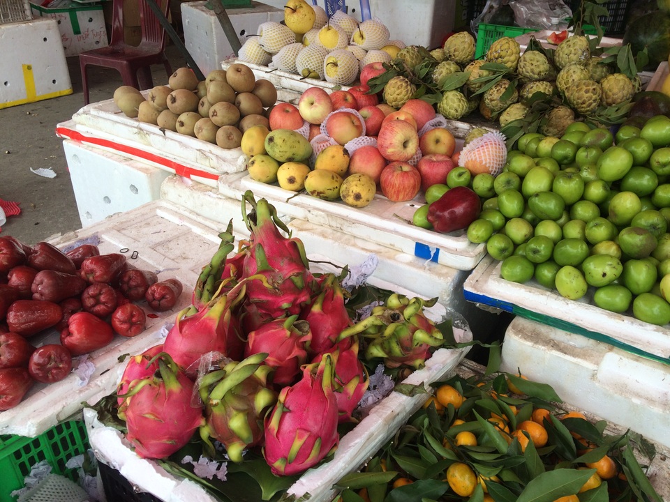 Tăng giá, cháy hàng, dân buôn hoa quả lãi lớn ngày rằm - 2 Các loại quả Việt như xoài, thanh long bán rất nhanh