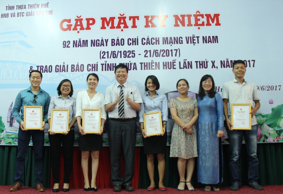 PV Dân trí đạt giải Nhì báo chí tỉnh Thừa Thiên Huế 2017 - 1 Nhà báo Tôn Thất Đại Dương, PV thường trú báo điện tử Dân trí tại Huế (ngoài cùng bên trái) nhận giải Nhì giải Báo chí tỉnh Thừa Thiên Huế lần thứ X, năm 2017 (ảnh: Quỳnh Nga)