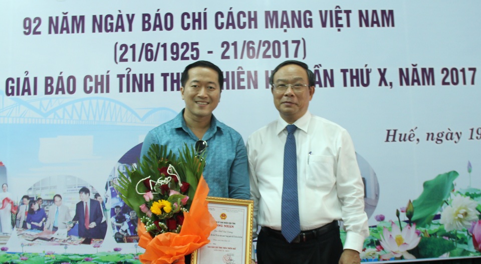 PV Dân trí đạt giải Nhì báo chí tỉnh Thừa Thiên Huế 2017 - 2 Ông Nguyễn Văn Cao, Chủ tịch UBND tỉnh Thừa Thiên Huế (phải) chúc mừng PV Dân trí tại Huế (ảnh: Quỳnh Nga)
