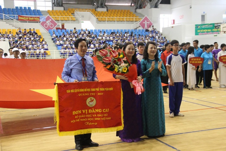 Hơn 300 vận động viên tranh tài ở giải bơi lội, bóng rổ học sinh phổ thông toàn quốc - 2 Thứ trưởng Bộ GD-ĐT Nguyễn Thị Nghĩa tặng cờ lưu niệm cho ngành giáo dục Quảng Trị- đơn vị đăng cai