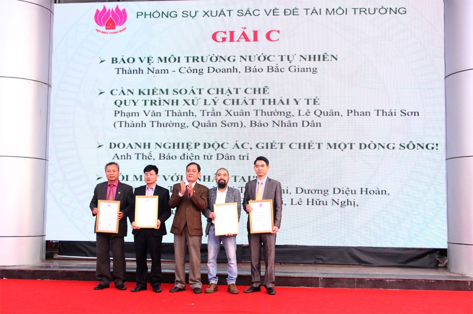 “Nhà báo viết về các hiện tượng tiêu cực, tham nhũng sẽ không cô đơn” - 3 Nhà báo Anh Thế (thứ 2 từ phải qua), Báo Dân trí đoạt Giải C, Giải Phóng sự xuất sắc về đề tài môi trường với loạt bài Doanh nghiệp độc ác, giết chết một dòng sông