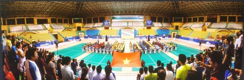 Sôi động giải cầu lông vô địch các CLB Thừa Thiên Huế mở rộng - 1 Lê chào cờ trong đêm khai mạc