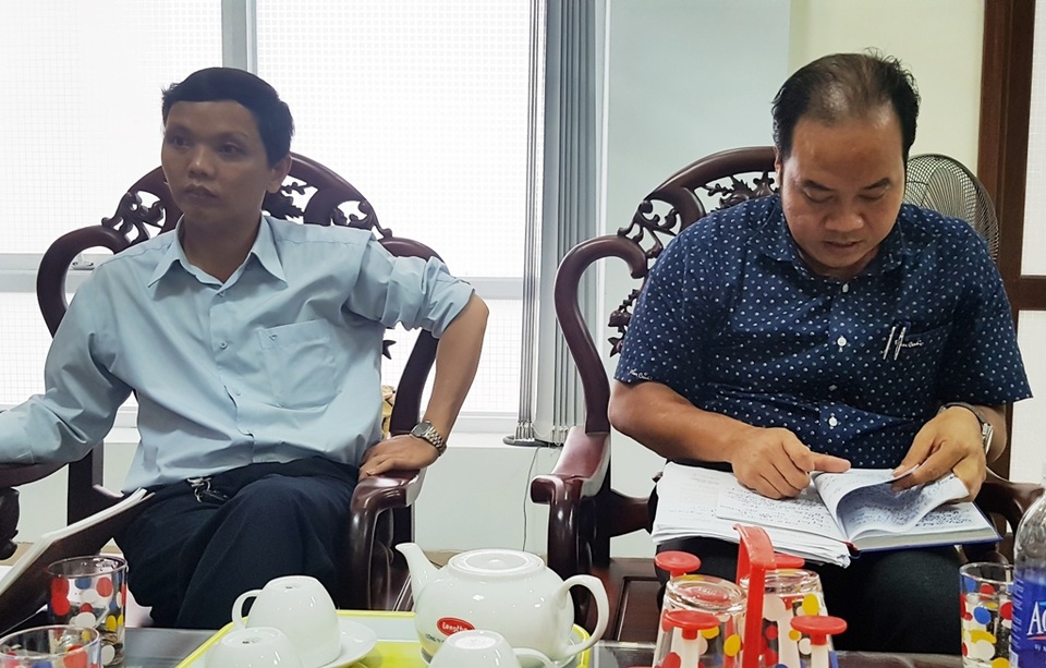 Tìm ra giải pháp “giải phóng” khu xử lý rác bị dân chặn suốt 3 tháng - 2 Ông Nguyễn Văn Mạnh, Chủ tịch UBND huyện Phú Lộc (bên phải) làm việc với báo chí về giải pháp cứu nguy cho bãi rác Lộc Thủy