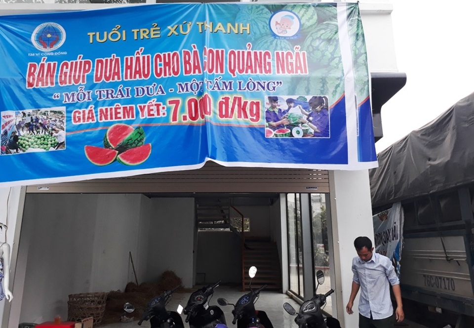 Bạn trẻ xứ Thanh “đội nắng” bán dưa hấu giúp bà con Quảng Ngãi - 1 Các bạn trẻ xứ Thanh mua dưa của nông dân tỉnh Quảng Ngãi về Thanh Hóa bán