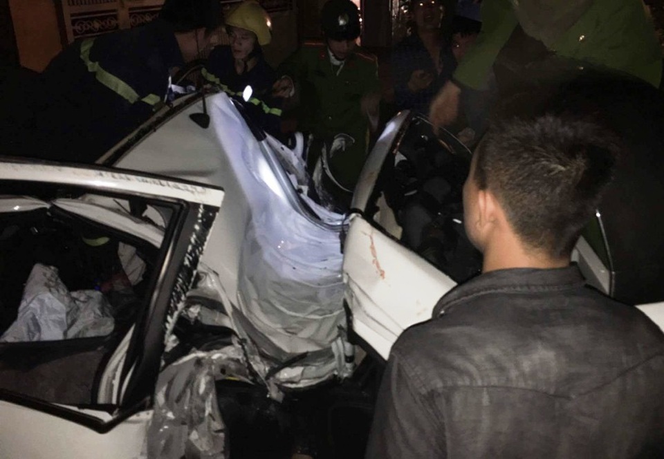 Dùng kìm cộng lực giải cứu 2 người mắc kẹt trong ô tô - 2 
Lực lượng Cảnh sát PCCC Thanh Hóa huy động hàng chục chiến sĩ cùng nhiều phương tiện giải cứu nạn nhân mắc kẹt trong xe