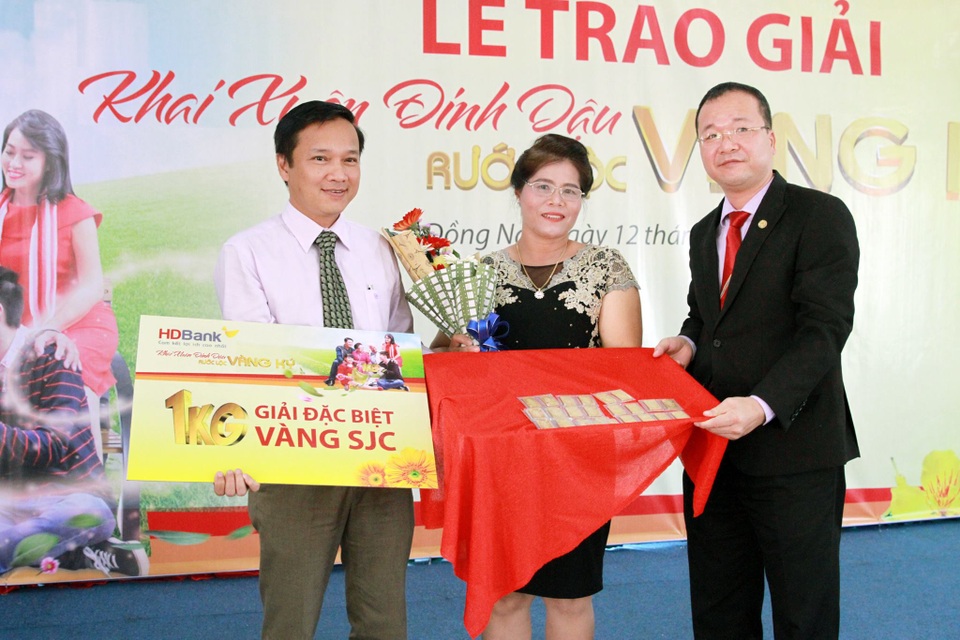 Ngân hàng hút khách gửi tiết kiệm bằng “độc chiêu” - 2 Khách hàng trúng giải đặc biệt của HD Bank