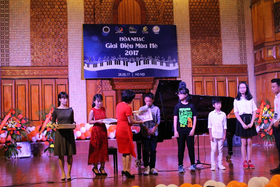 “Nhạc công nhí” say mê biểu diễn bên đàn piano của NSND Đặng Thái Sơn - 3 BTC chương trình trao giấy chứng nhận cho các thí sinh tham gia biểu diễn.