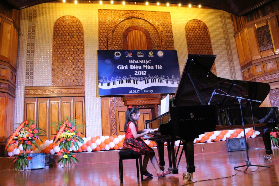 “Nhạc công nhí” say mê biểu diễn bên đàn piano của NSND Đặng Thái Sơn - 2 Chương trình quy tụ nhiều nhạc công nhí ở nhiều độ tuổi khác nhau.