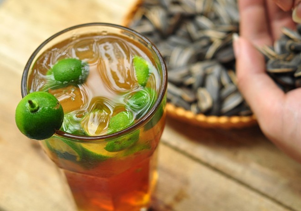 Ly trà mật ong thơm ngon giúp bạn lấy lại năng lượng nhanh chóng trong thời tiết oi nồng. (Ảnh: trumnguyenlieu)