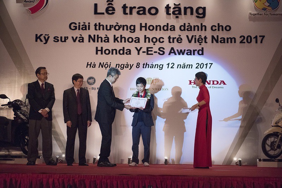 “Phát triển bền vững kinh tế xanh" thu hút sự quan tâm của sinh viên - 3 Ban giám khảo trao giải cho các sinh viên xuất sắc.