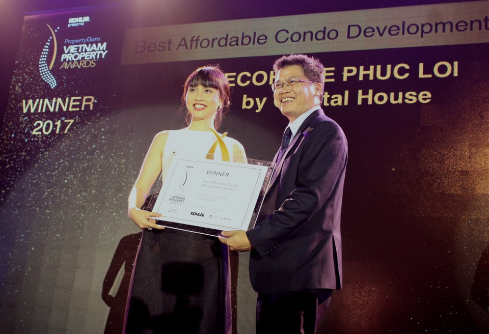 EcoHome Phúc Lợi là “chung cư giá tốt nhất tại Hà Nội” - 1 Bà Đỗ Thùy Chi (trái) đại diện chủ đầu tư Capital House nhận giải thưởng ở hạng mục Căn hộ chung cư giá tốt nhất tại Hà Nội cho dự án EcoHome Phúc Lợi