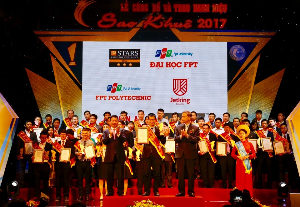 Ông Vũ Chí Thành (đứng giữa, hàng đầu tiên) - Giám đốc Khối đào tạo FPT Polytechnic - trên bục nhận Giải thưởng Sao Khuê về dịch vụ đào tạo Công nghệ thông tin hệ chính quy.