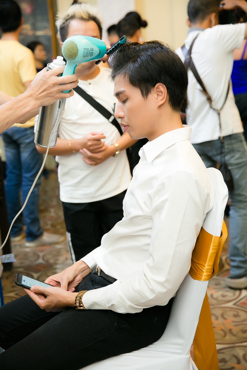 Giải vàng siêu mẫu Việt Nam Hữu Long dính nghi án giới tính - 6 Giải vàng siêu mẫu Việt Nam Hữu Long làm tóc trong hậu trường.