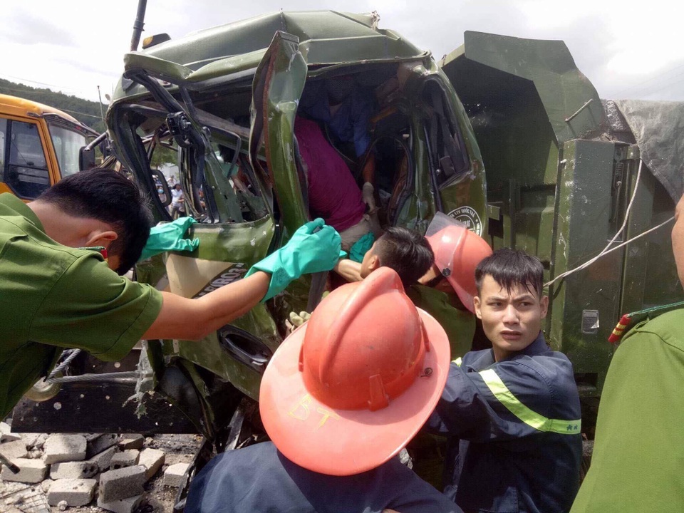 Dùng máy cắt đặc biệt cắt cabin xe đưa tài xế mắc kẹt ra ngoài - 4
Đội cứu nạn cứu hộ đã phải dùng máy cắt đặc biệt để cắt đưa tài xế chết mắc kẹt trong cabin ra ngoài.