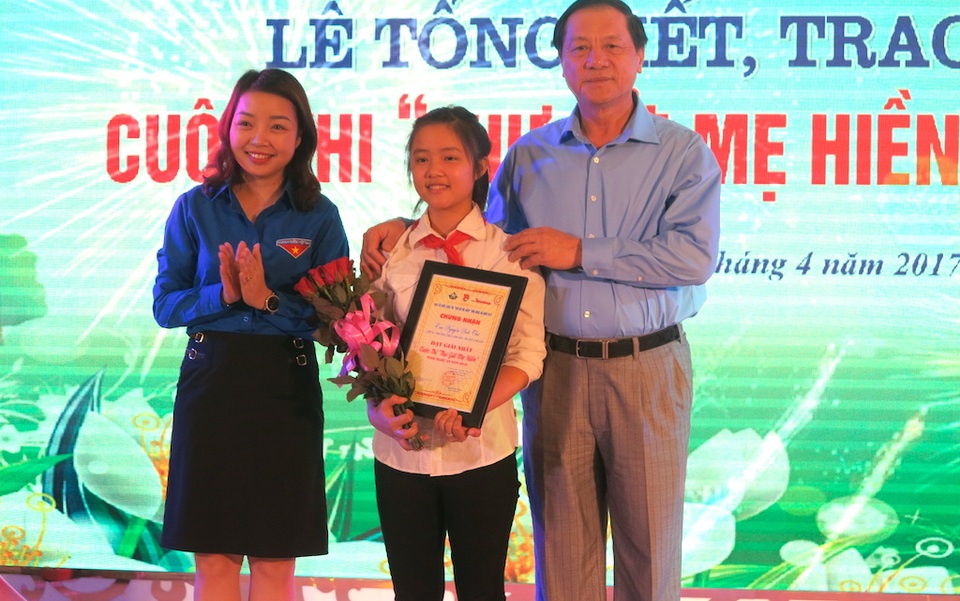 Nữ sinh mồ côi viết “thư gửi mẹ hiền” - 2 Trao giải Nhất cho em Nguyễn Thị Anh Thư, học sinh lớp 9A, trường THCS Anh Sơn, huyện Anh Sơn, Nghệ An.