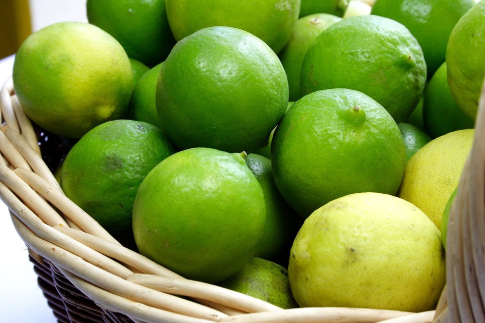 8 tuyệt chiêu đơn giản loại bỏ quầng thâm mắt hiệu quả - 3 Sử dụng chanh tươi là cách đơn giản nhưng lại hiệu quả giảm vùng thâm mắt. (Ảnh minh họa)
