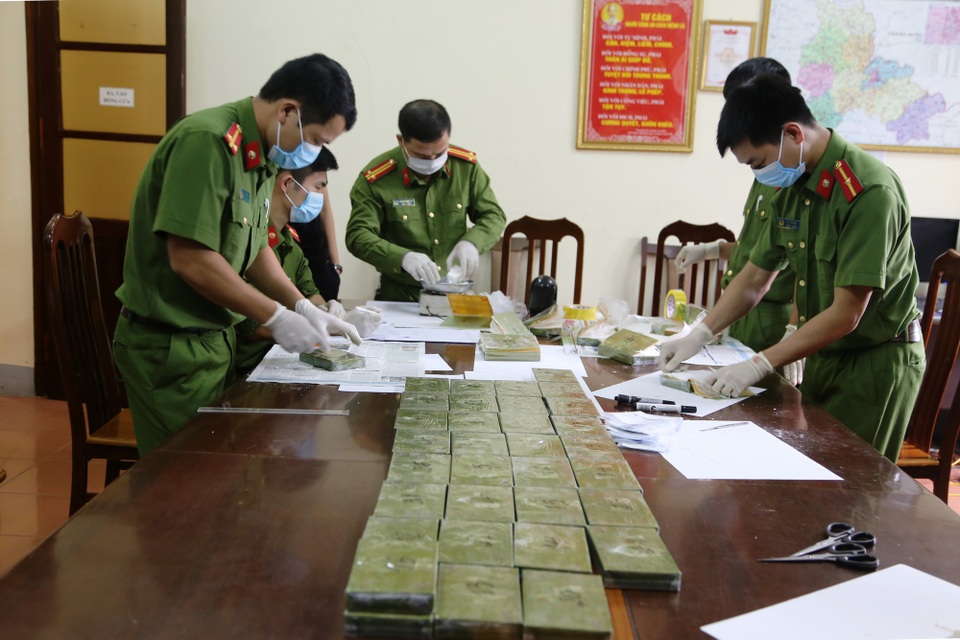 Trao thưởng nóng vụ bắt 45 bánh heroin và vụ vận chuyển trái phép gần 1 triệu nhân dân tệ - 2
Tang vật 45 bánh heroin vận chuyển trái phép bị Công an tỉnh Lạng Sơn bắt giữ