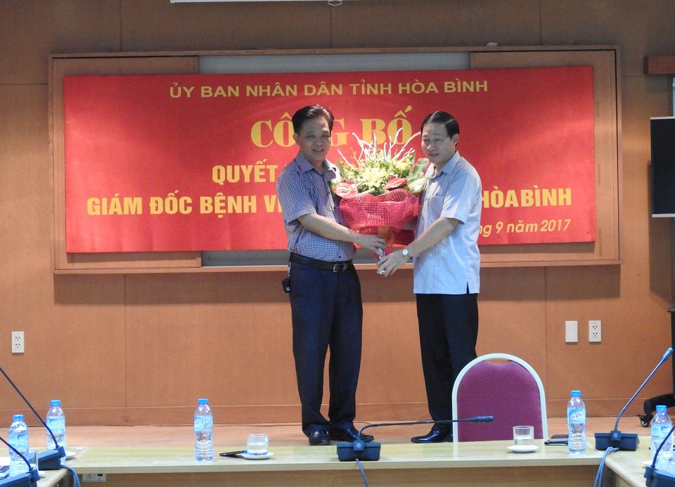 Phó giám đốc Sở thay vị trí của Giám đốc bệnh viện Hòa Bình bị cách chức - 1
Ông Bùi Văn Cửu, Phó Chủ tịch UBND tỉnh Hòa Bình trao quyết định