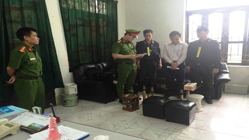 Khởi tố Giám đốc Đài khí tượng thủy văn tham ô gần 50 triệu - 1 Cơ quan cảnh sát điều tra đọc Quyết định khởi tố vụ án, khởi tố bị can đối với Hoàng Mạnh Thường – Giám đốc Đài khí tượng thủy văn tỉnh Hà Nam (ảnh: Công an Hà Nam)