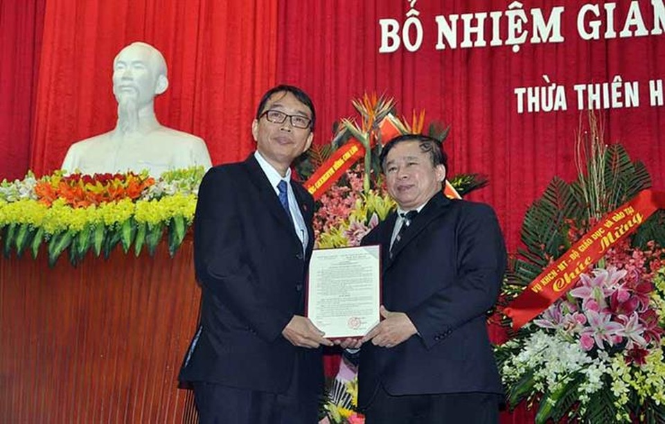 Đại học Huế có Giám đốc mới - 1
Thứ trưởng Bùi Văn Ga trao quyết định bổ nhiệm Giám đốc Đại học Huế nhiệm kỳ2016 - 2021 cho PGS.TS Nguyễn Quang Linh
