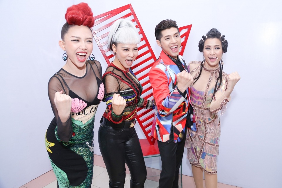 Thấy gì sau hiện tượng giám khảo “ngồi nhầm chỗ”? - 2 Đông Nhi, Tóc Tiên, Noo Phước Thịnh từng gây tranh cãi khi ngồi ghế nóng Giọng hát Việt.