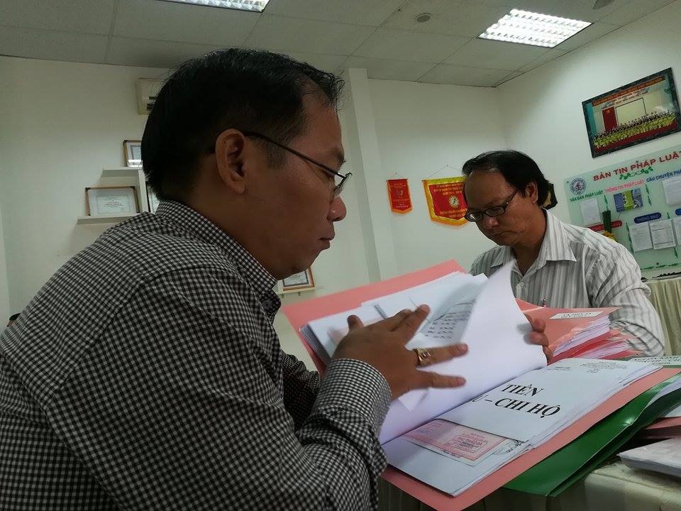 Quỹ phụ huynh: Tự nguyện nhưng ấn định mức thu - 1 Thành viên trong đoàn giám sát UBMTTQ Việt Nam TPHCM kiểm tra sổ sách tài chính tại Trường tiểu học Nguyễn Thái học, Q.1